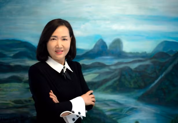 hoa si van duong thanh julia oh mo trien lam cuoc vien du cua sac mau hinh 11
