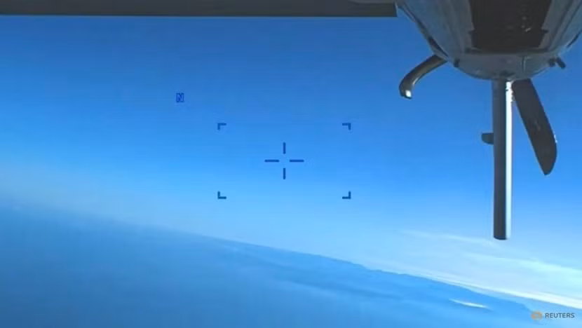 nga trao thuong cho phi cong ban ha uav my hinh 1