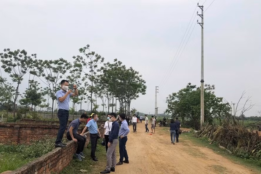 nhieu lo dat vung ven ha noi duoc dem ra dau gia du lan song cat lo van con hinh 2