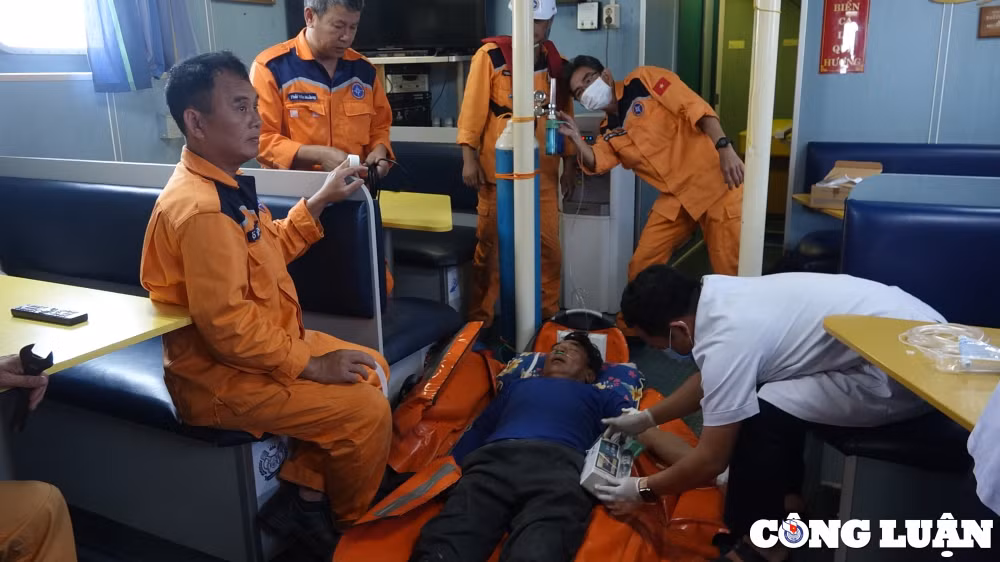 da nang kip thoi cuu thuyen vien tau ca nguy kich tren bien hinh 2