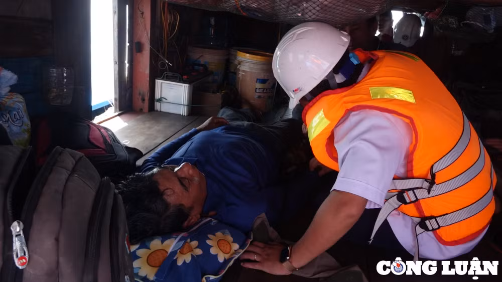 da nang kip thoi cuu thuyen vien tau ca nguy kich tren bien hinh 3