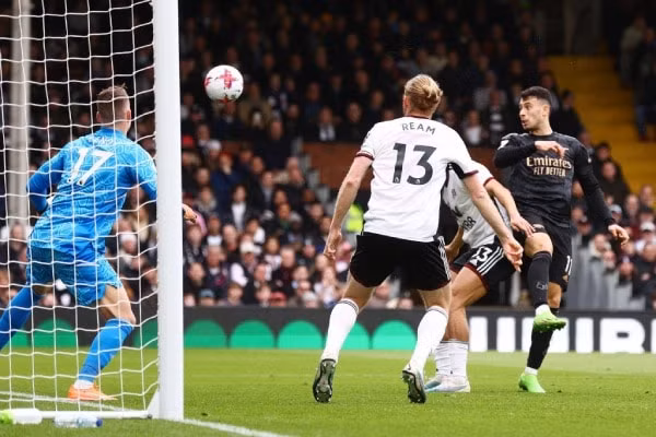 thang derby london arsenal lai bo xa man city 5 diem tren bang xep hang hinh 2