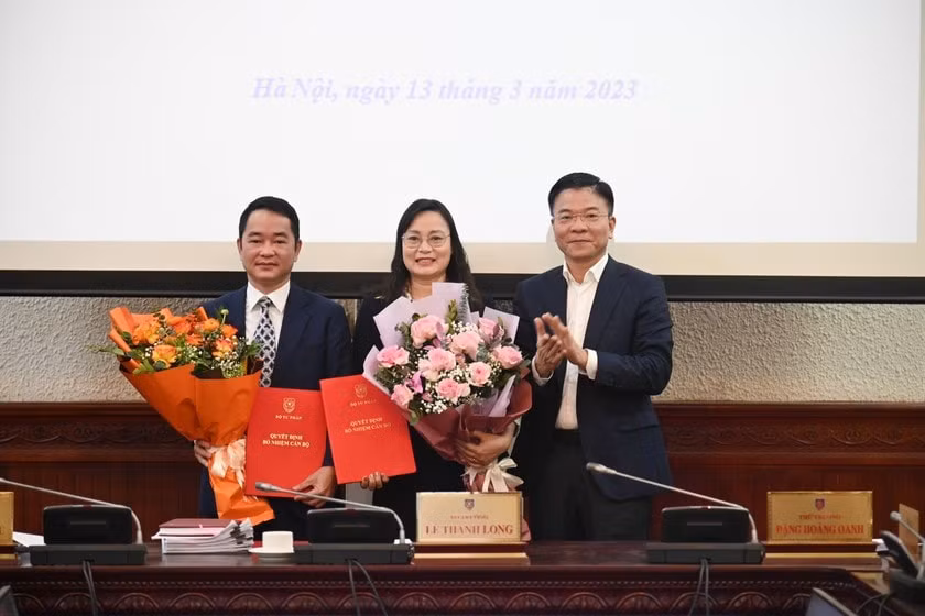 nha bao vu hoai nam giu chuc vu tong bien tap bao phap luat viet nam hinh 1