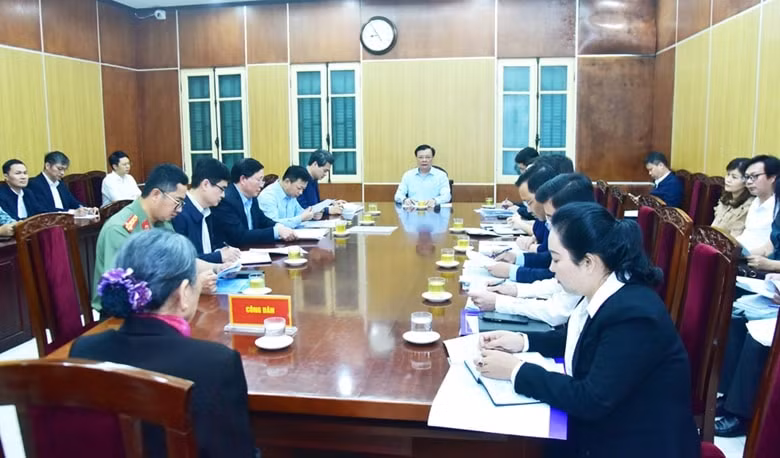bi thu thanh uy ha noi tiep cong dan giai quyet don thu hinh 1