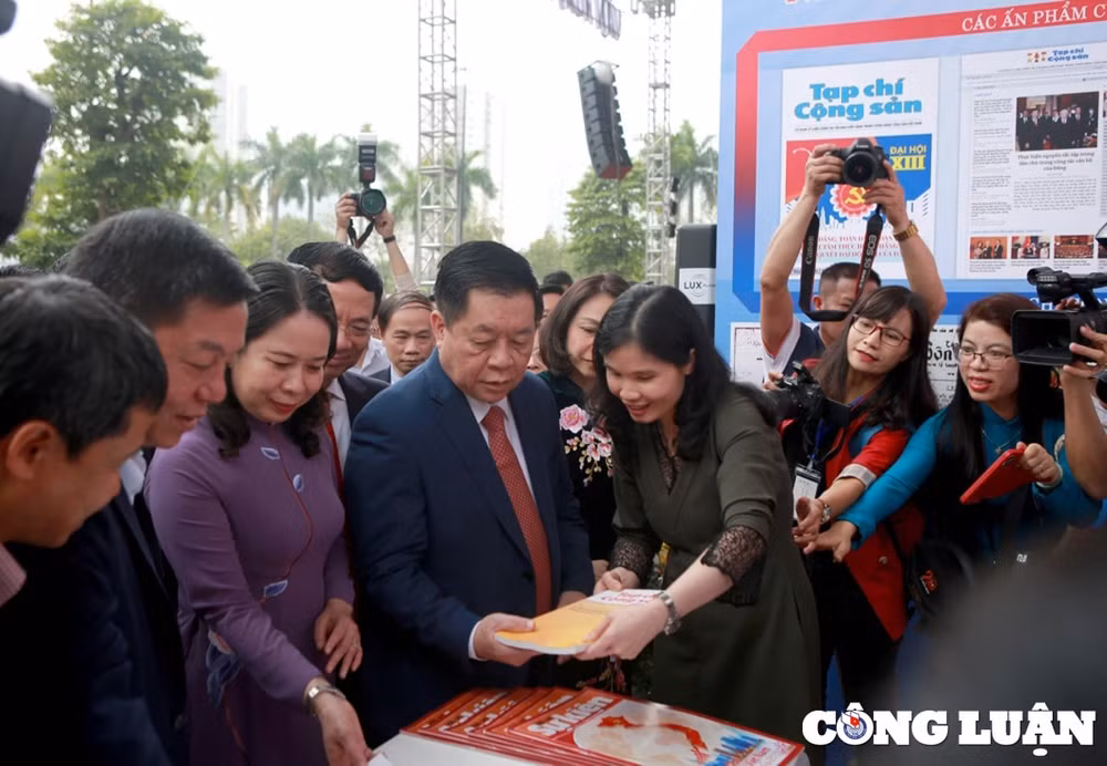 dai bieu khach moi an tuong voi cac gian trung bay tai hoi bao toan quoc 2023 hinh 3