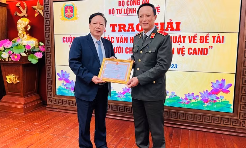 pho tong bien tap bao xay dung tao khanh hung dat giai sang tac ve hinh tuong nguoi chien si canh ve cand hinh 1