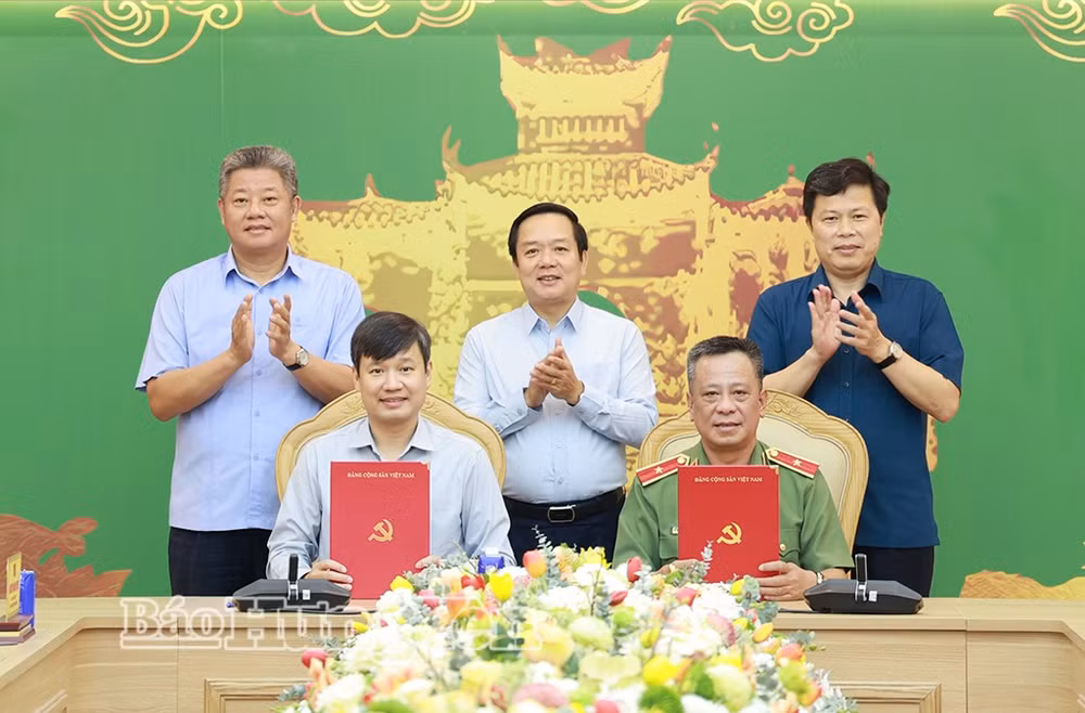 134320-cac-dong-chi-thuong-truc-tinh-uy-chung-kien-ban-giao-nhiem-vu-co-quan-thuong-truc-ban-chi-dao-tinh-giua-van-phong-tinh-uy-va-cong-an-tinh-18245201.jpg