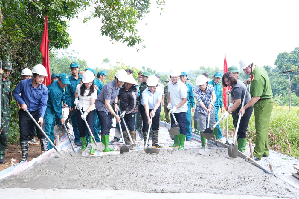 Đến nay xã Trấn Yên đã cứng hóa được gần 2km đường giao thông. Ảnh: laocai.gov.vn cong-trinh.jpg