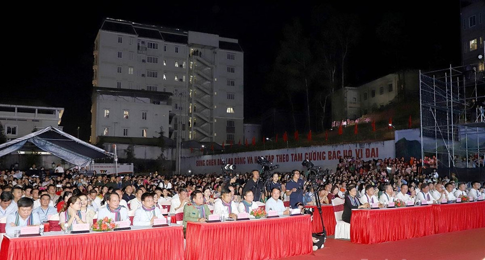khai-mac-le-hoi-hoa-tam-giac-mach-lan-thu-1-20261025213221.jpg
