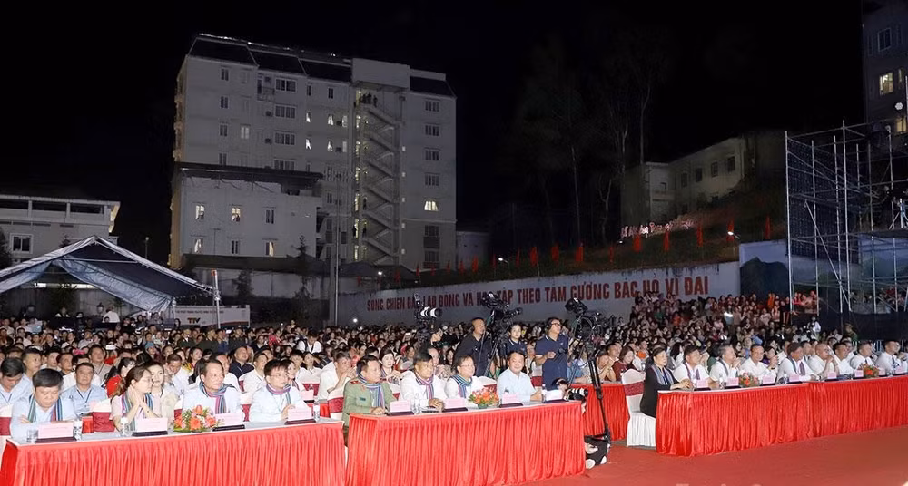 khai-mac-le-hoi-hoa-tam-giac-mach-lan-thu-1-20261025213221.jpg