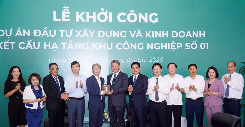 135372-dong-chi-nguyen-manh-quyen-pho-bi-thu-tinh-uy-chu-tich-ubnd-tinh-tang-qua-luu-niem-cho-dai-dien-cong-ty-tnhh-bass-13413216.jpg