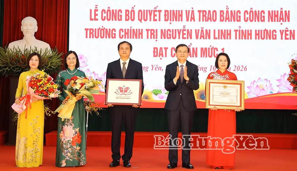 135189-pho-giao-su-tien-si-doan-minh-huan-uy-vien-bo-chinh-tri-giam-doc-hoc-vien-chinh-tri-quoc-gia-ho-chi-minh-trao-bang-cong-nhan-truong-chinh-tri-dat-chua-14030214.jpg