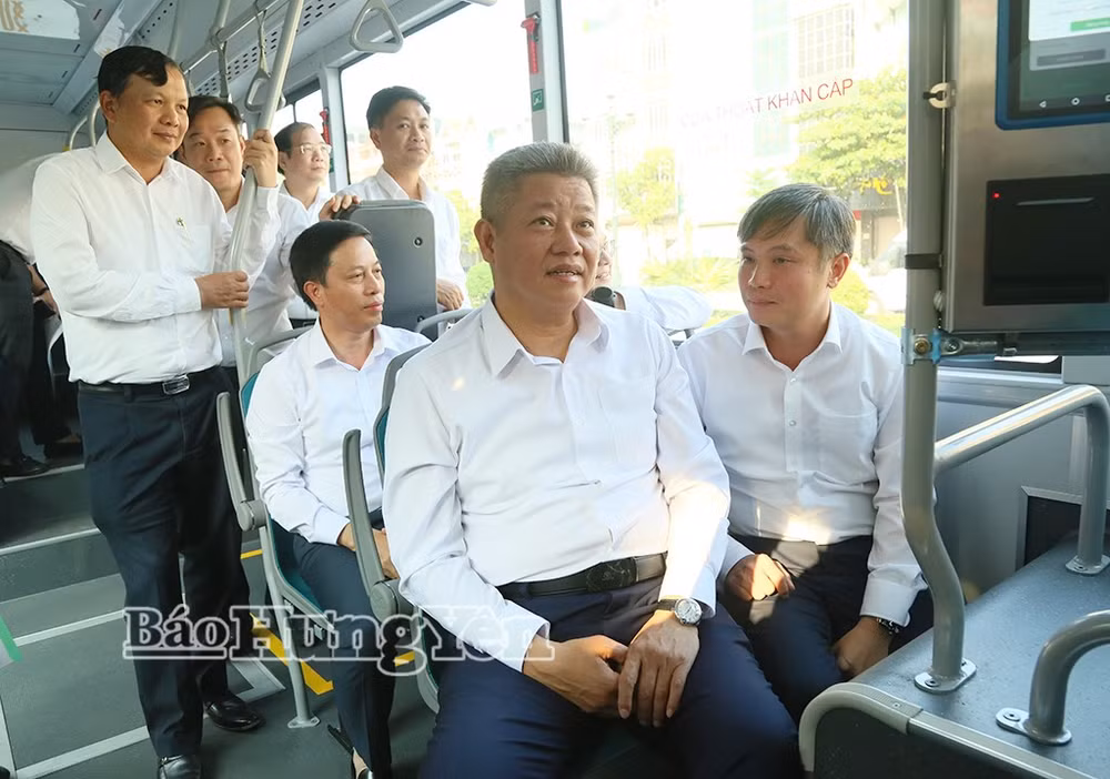 134698-dong-chi-nguyen-manh-quyen-pho-bi-thu-tinh-uy-chu-tich-ubnd-tinh-cung-cac-dai-bieu-tham-gia-trai-nghiem-thuc-te-xe-buyt-18184208.jpg