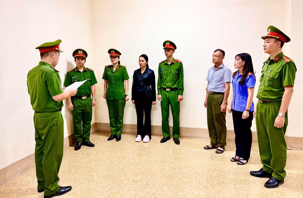 2-co-quan-csdt-cong-an-tinh-lao-cai-ra-quyet-dinh-khoi-to-bi-can-doi-voi-le-kim-anh-ve-toi-chong-nguoi-thi-hanh-cong-vu.jpg