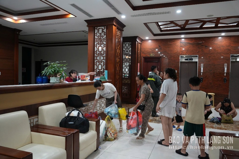 Người dân đến tránh bão tại Nhà khách A1, phường Lương Văn Tri. Ảnh: Báo Lạng Sơn. ls.jpg