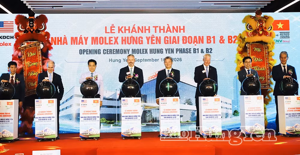 132999-cac-dai-bieu-thuc-hien-nghi-thuc-khanh-thanh-nha-may-molex-hung-yen-13171716.jpg