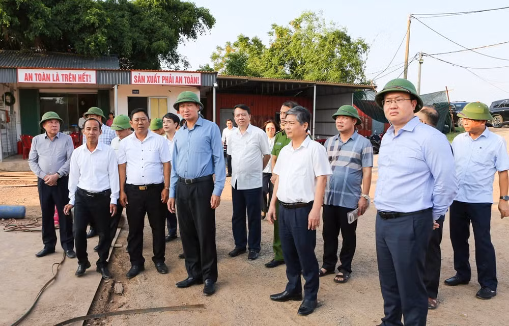 dong-chi-bi-thu-tinh-uy-tran-huy-tuan-khao-sat-va-lam-viec-d1c1.jpg