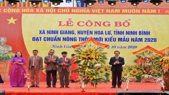 Đại diện UBND tỉnh Ninh Bình trao Bằng công nhận “Nông thôn mới kiểu mẫu” cho xã Ninh Giang. Ảnh: Cổng TTĐT Tỉnh Ninh Bình