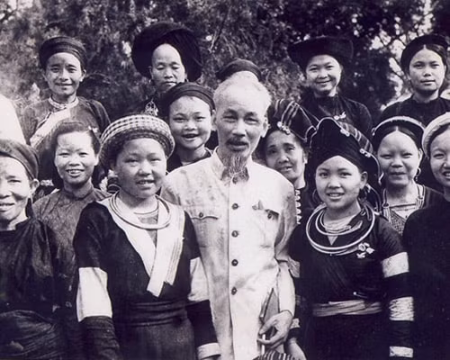 Bác Hồ tặng 8 chữ vàng “Cần cù, Bất khuất, Trung hậu, Đảm đang” để nói thay lời tri ân với người phụ nữ Việt Nam.
