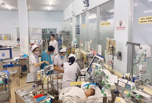 Bác sĩ tích cực hồi sức cho bệnh nhi, nhưng bé D vẫn không qua khỏi.
