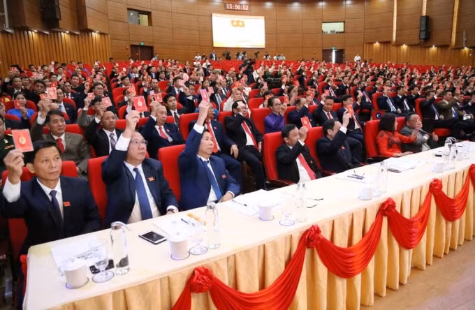Biểu quyết thông qua Nghị quyết Đại hội.