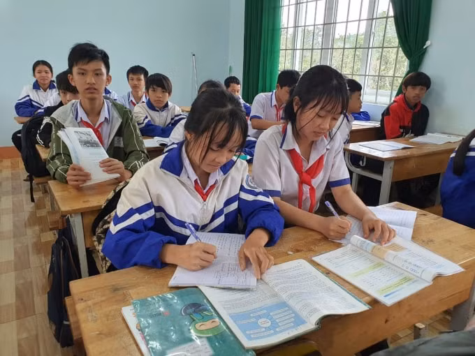 Nguyễn Thị Lan Anh - học sinh lớp 8A (bên trái) rất vui mừng khi được học trong ngôi trường mới.