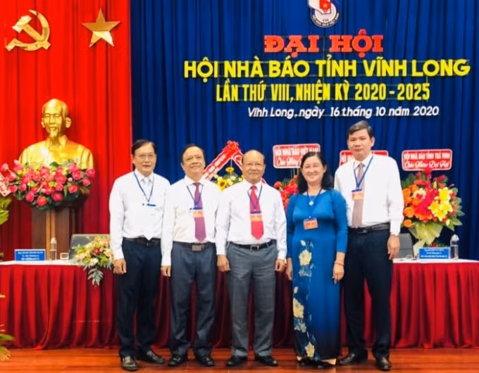 Nhà báo Lê Quang Nguyên (giữa) tái đắc cử Chủ tịch Hội Nhà báo tỉnh Vĩnh Long nhiệm kỳ 2020 - 2025