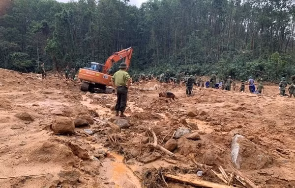 Lực lượng cứu nạn tìm kiếm người mất tích tại khu vực nhà kiểm lâm ở Tiểu khu 67. Ảnh: TTXVN