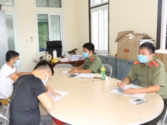 Các đối tượng tại cơ quan Công an.