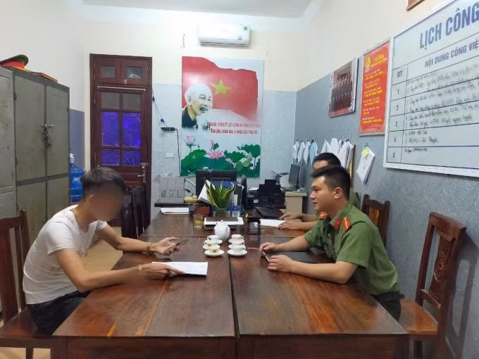 Cơ quan công an làm việc với Đ.V.T liên quan đến các video nhảm nhí trên kênh Youtube của người này.