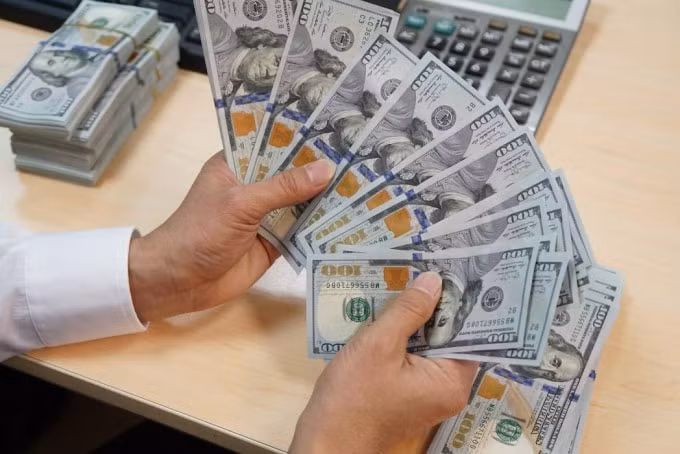 Không gửi báo cáo 3 lần/quý, các tổ chức tín dụng sẽ bị ngừng giao dịch ngoại tệ.