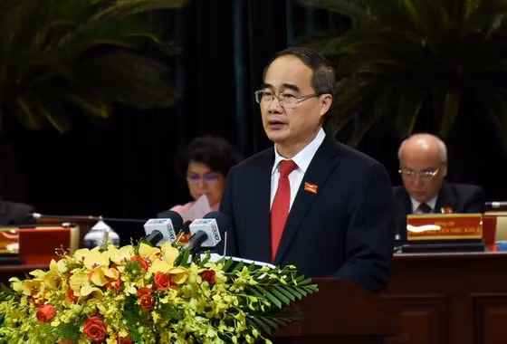 Bí thư Nguyễn Thiện Nhân trình bày diễn văn khai mạc Đại hội Đảng bộ TP.HCM lần thứ XI. Ảnh: SGGP