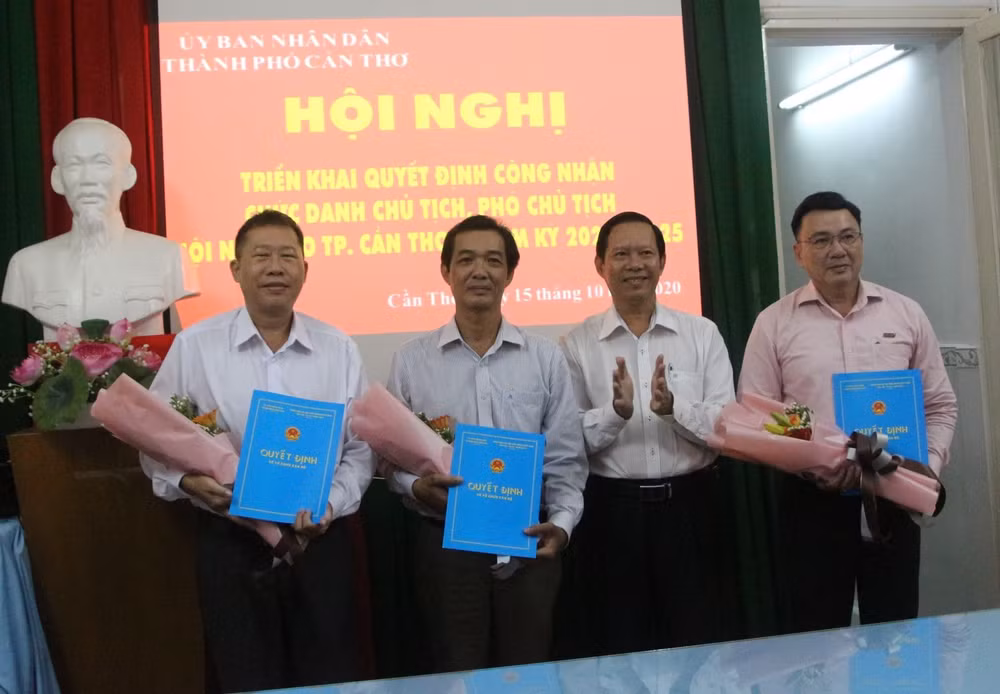 Đồng chí Nguyễn Hoàng Ba, Giám đốc Sở Nội vụ thành phố, trao quyết định công nhận chức danh Chủ tịch và Phó Chủ tịch Hội Nhà báo thành phố. Ảnh Thanh Thy