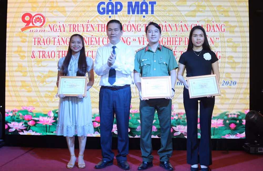 Trưởng ban Dân vận Thành ủy Nguyễn Thanh Quang trao giải A Chung kết cuộc thi báo chí viết về tấm gương “Dân vận khéo” giai đoạn 2017-2020.