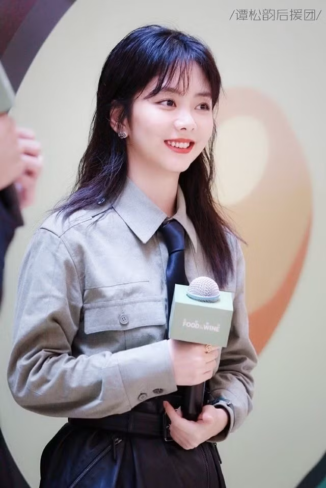 Đàm Tùng Vận có nét đáng yêu.