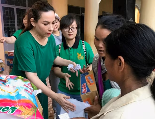 Ca sĩ Phi Nhung trong một chuyến từ thiện.