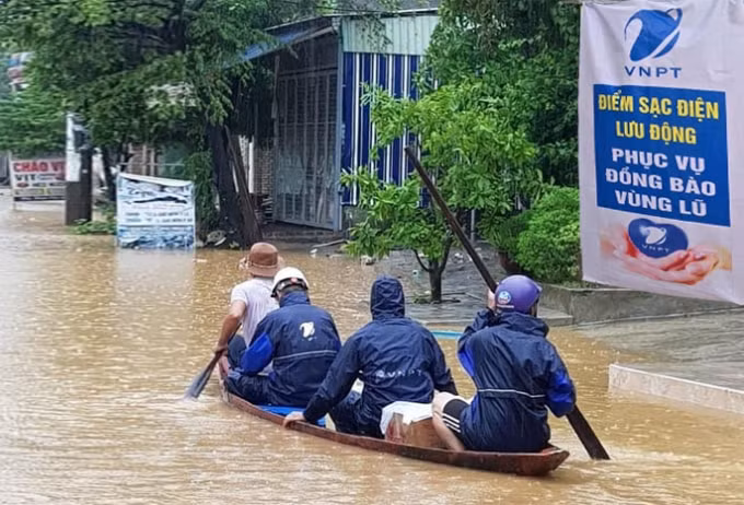 VNPT đảm bảo thông tin liên lạc thông suốt phục vụ đồng bào vùng bão lũ.