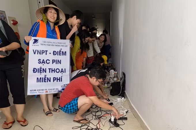 VNPT thiết lập các điểm sạc pin điện thoại miễn phí hỗ trợ đồng bào vùng bão lũ.