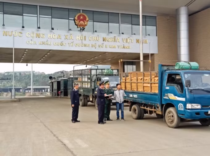 Cán bộ hải quan và lực lượng liên ngành kiểm tra hàng hóa XNK qua cửa khẩu Quốc tế Kim Thành, Lào Cai.