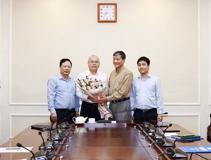Lãnh đạo Báo Xây dựng tặng hoa chúc mừng.