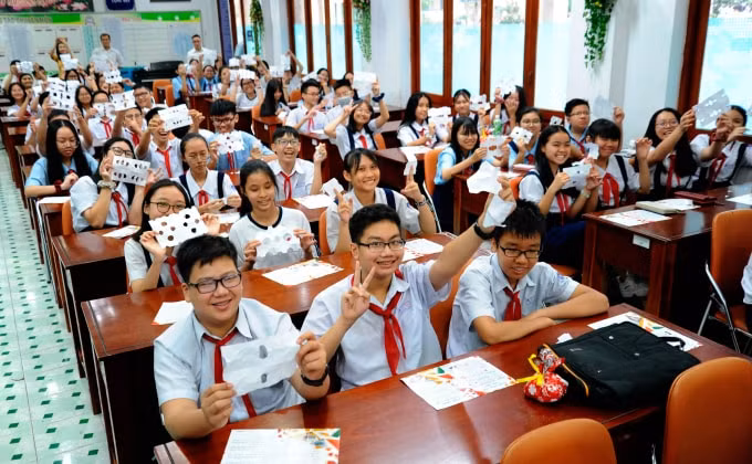 Các thanh niên của TTXVN rất sáng tạo trong cách thức truyền cảm hứng và hướng dẫn cho các em học sinh về cách thức phát hiện và phòng tránh fake news. Ảnh: An Hiếu