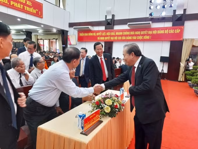 Ông Trương Hòa Bình- Ủy viên Bộ Chính trị, Phó Thủ tướng thường trực Chính phủ thay mặt Bộ Chính trị đến dự và chỉ đạo tại ĐHĐB Đảng bộ tỉnh Bến Tre.