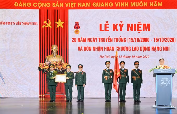 Tổng Công ty Viễn thông Viettel (Viettel Telecom) đón nhận Huân chương Lao động hạng Nhì