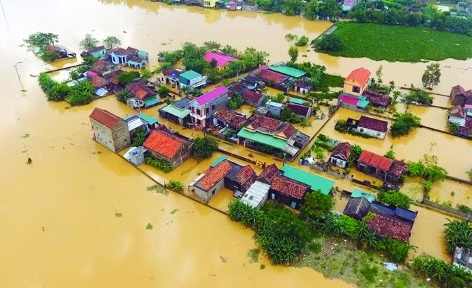 Miền Trung chìm trong biển nước do mưa lớn và thủy điện xả lũ.