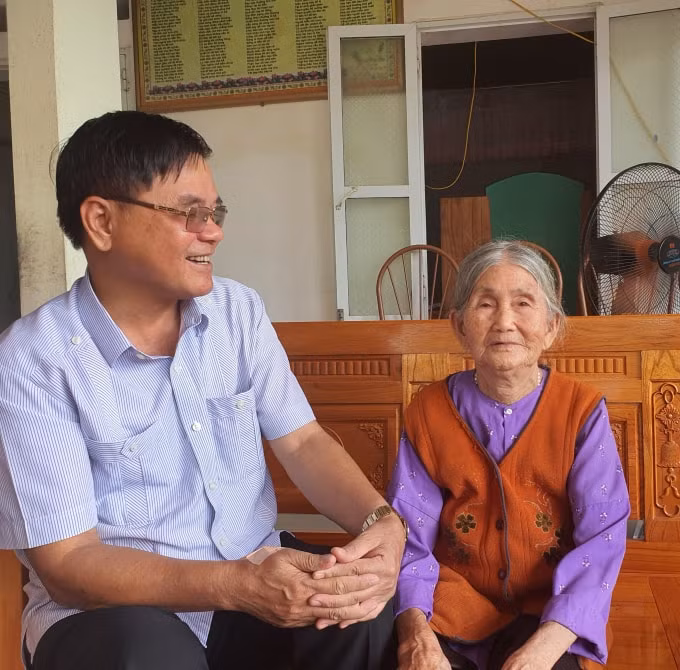 ben doi hoang ngan nghe nhu co tieng nguoi xua vong noi ve hinh 3