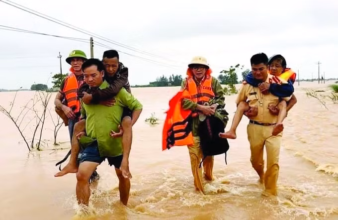 Bão, lũ lụt còn tiếp tục diễn biến khó lường trong nhiều ngày tới tại khu vực miền Trung. Ảnh: GĐVN