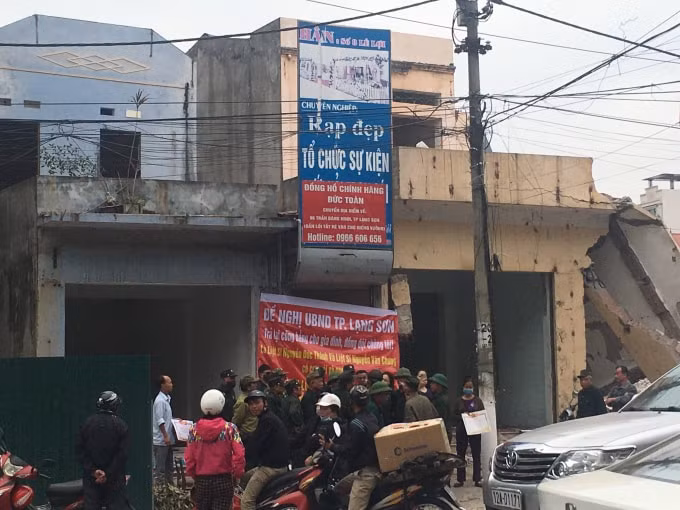 Nhiều thương bệnh binh là đồng đội của liệt sỹ (gồm ông nội, ông ngoại gia đình ông Nguyễn Văn Hà, bà Nguyễn Thị Lợi) bày tỏ bức xúc khi gia đình ông Hà bị bố trí tái định cư không đảm bảo công bằng.