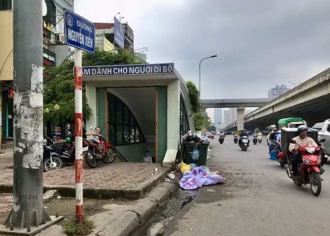 Tình trạng tập kết rác ngay trước lối lên xuống hầm bộ hành nằm trên đường Nguyễn Xiển.