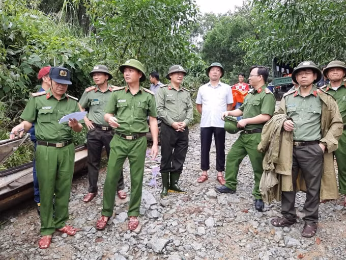 Phó Chủ tịch UBND tỉnh Thừa Thiên – Huế Phan Thiên Định và Thượng tá Nguyễn Thanh Tuấn, Giám đốc Công an tỉnh trực tiếp tham gia và chỉ đạo công tác tìm kiếm nạn nhân.