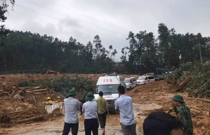 Khu vực trạm kiểm lâm 67, nơi đoàn công tác dừng chân thì không may xảy ra sự cố sạt lở khiến toàn bộ ngôi nhà bị vùn lấp.